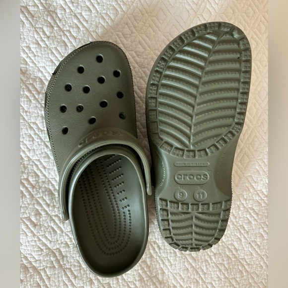 💚Military green Crocs. Only worn a few times. - Picture 3 of 5
